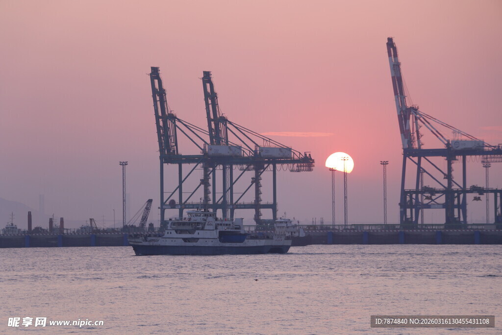港口日落时分的起重机