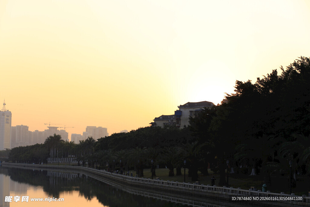 河畔夕阳下的城市静谧景象