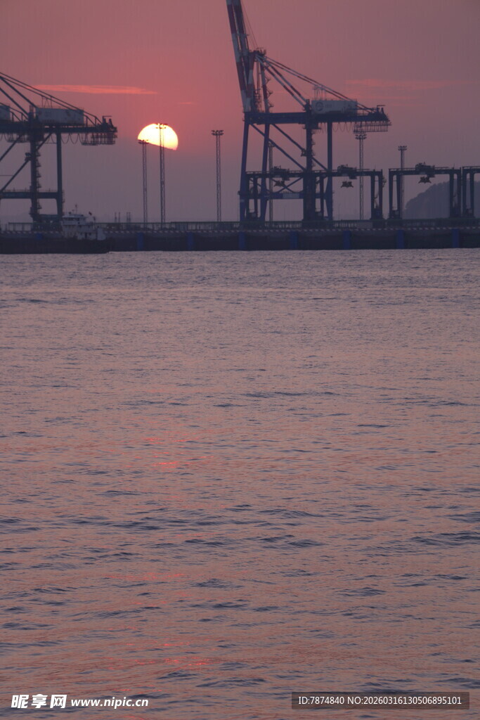 夕阳下的港口起重机景观
