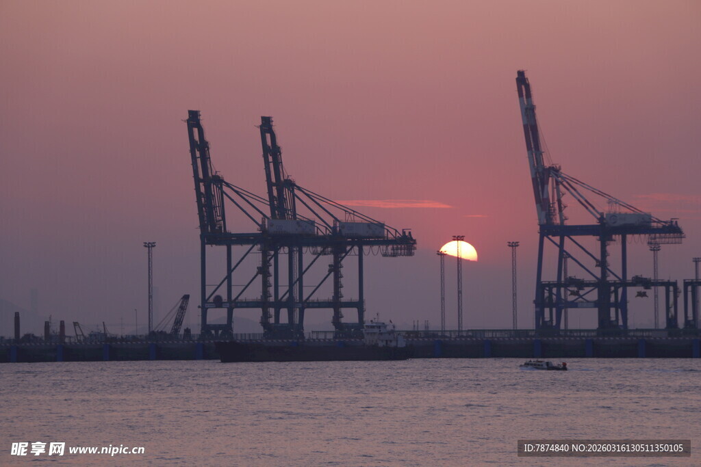 港口夕阳下的起重机