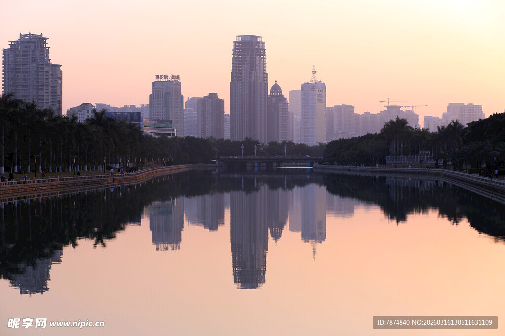 城市河畔黄昏倒影美景