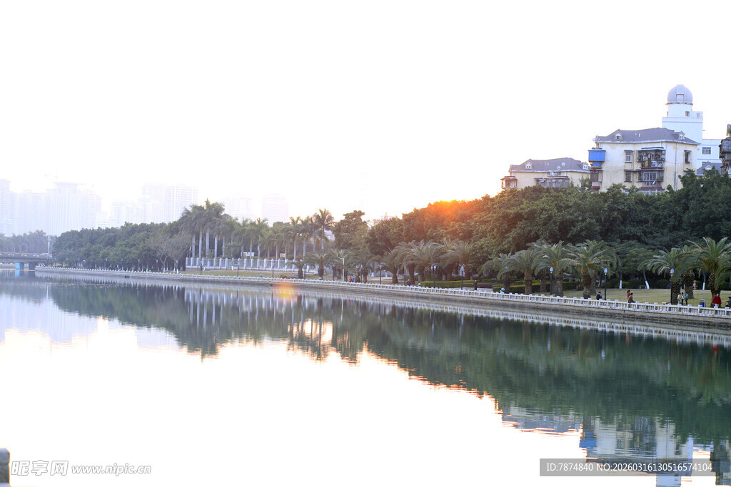 湖畔夕阳下的美丽建筑倒影