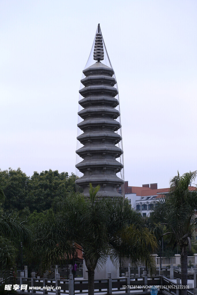 古朴多层宝塔屹立林间