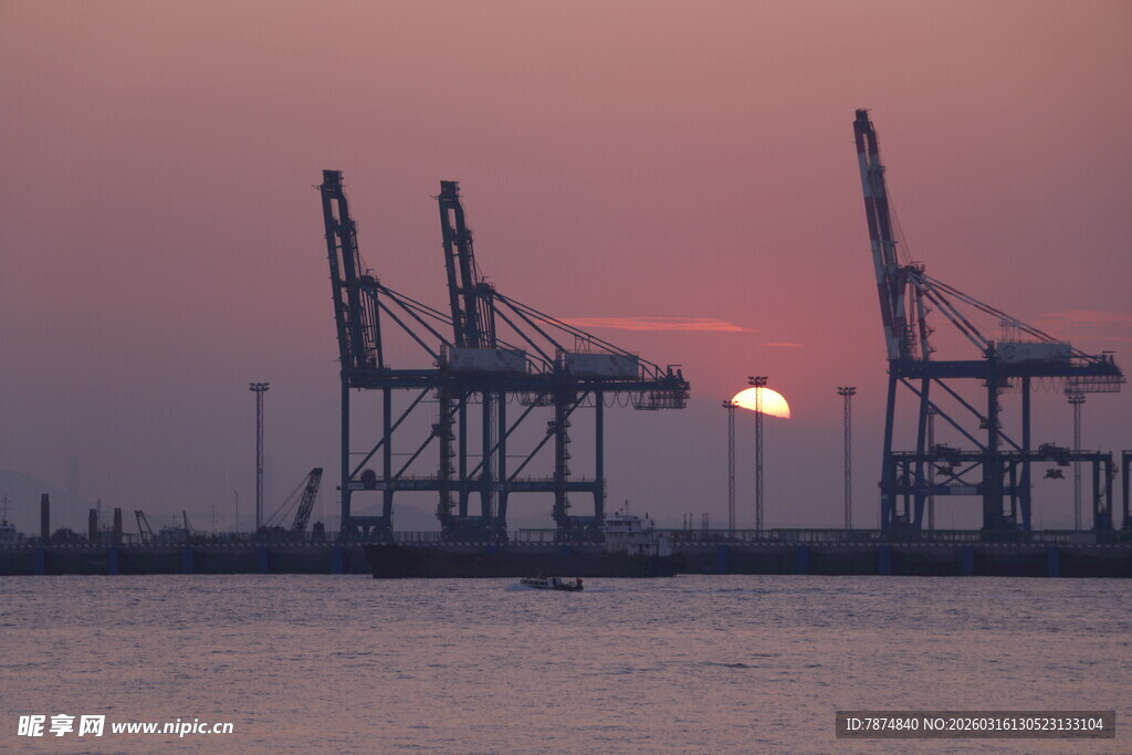 夕阳下的港口起重机