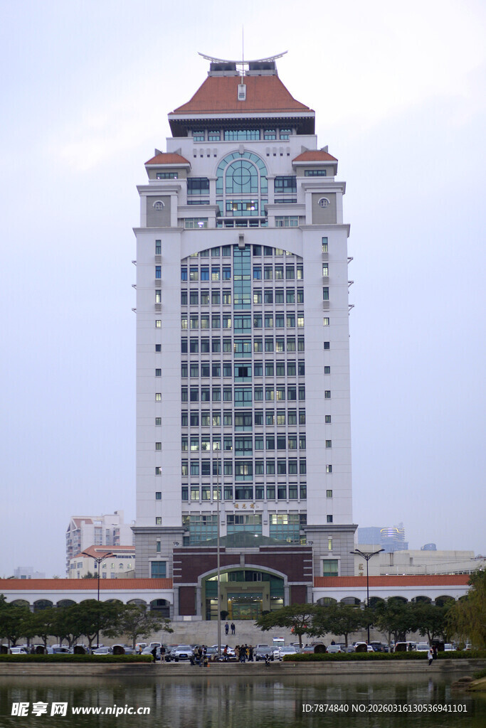 高楼矗立水边壮观景象