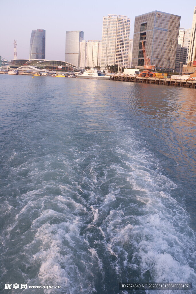 乘船赏城市滨水景致