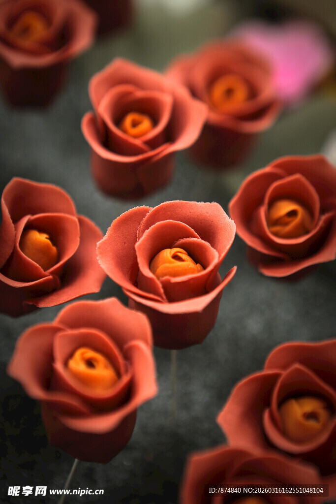 工艺品娇艳红玫瑰特写