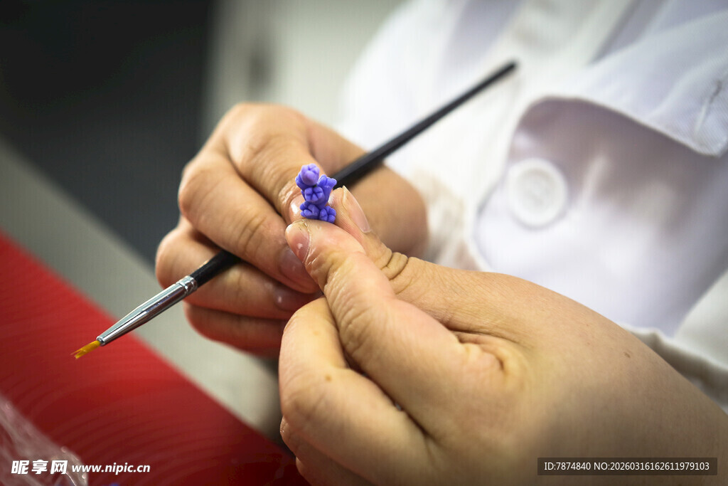 工艺品手工匠人专注雕琢物件