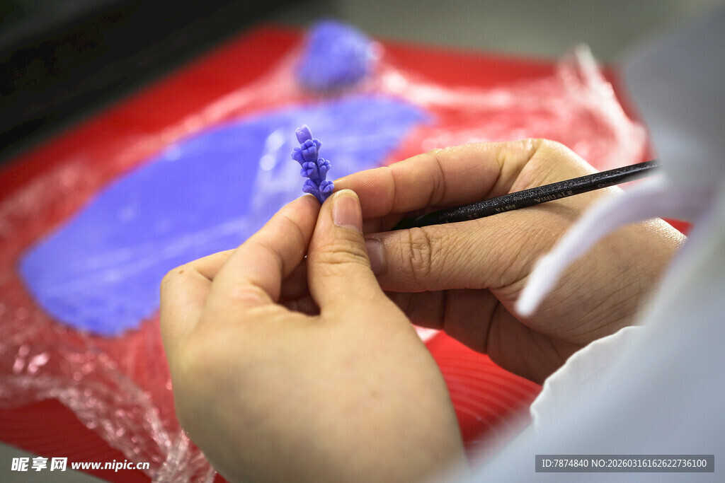 工艺品手工绘制蓝色颜料画面