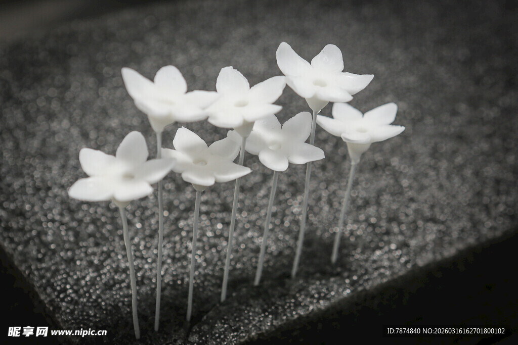 白色小花精致摆件