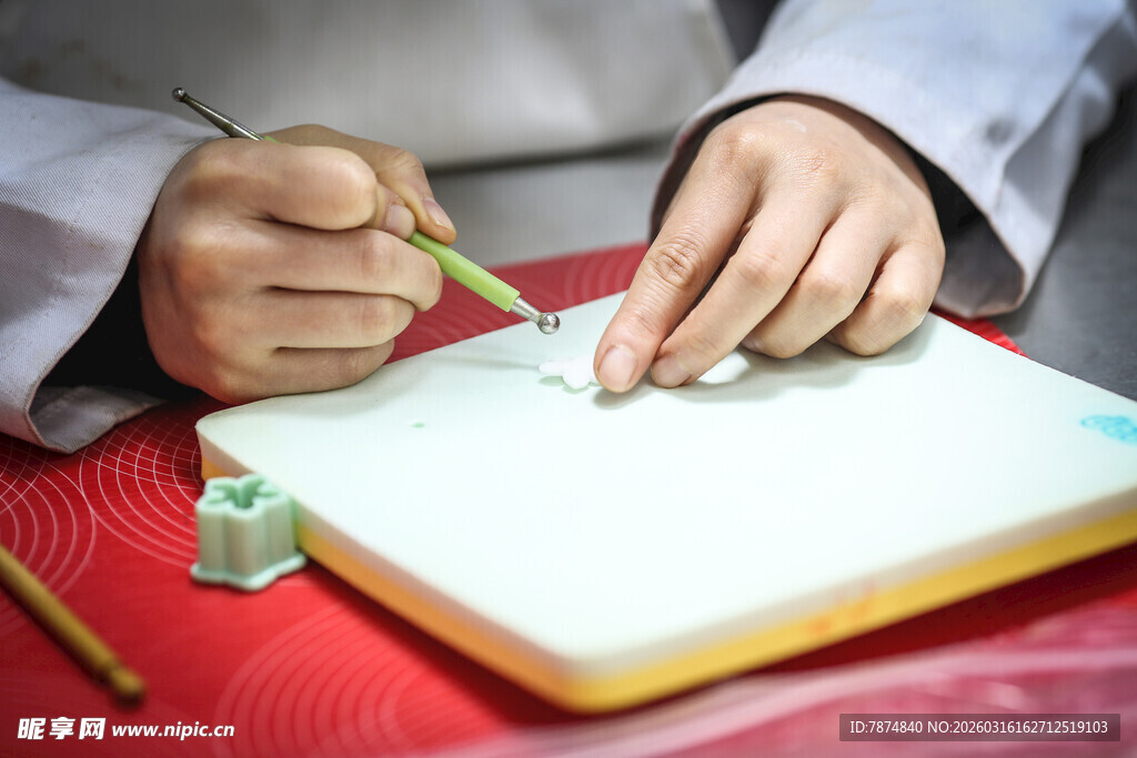 工艺品手艺人专注雕刻玉石