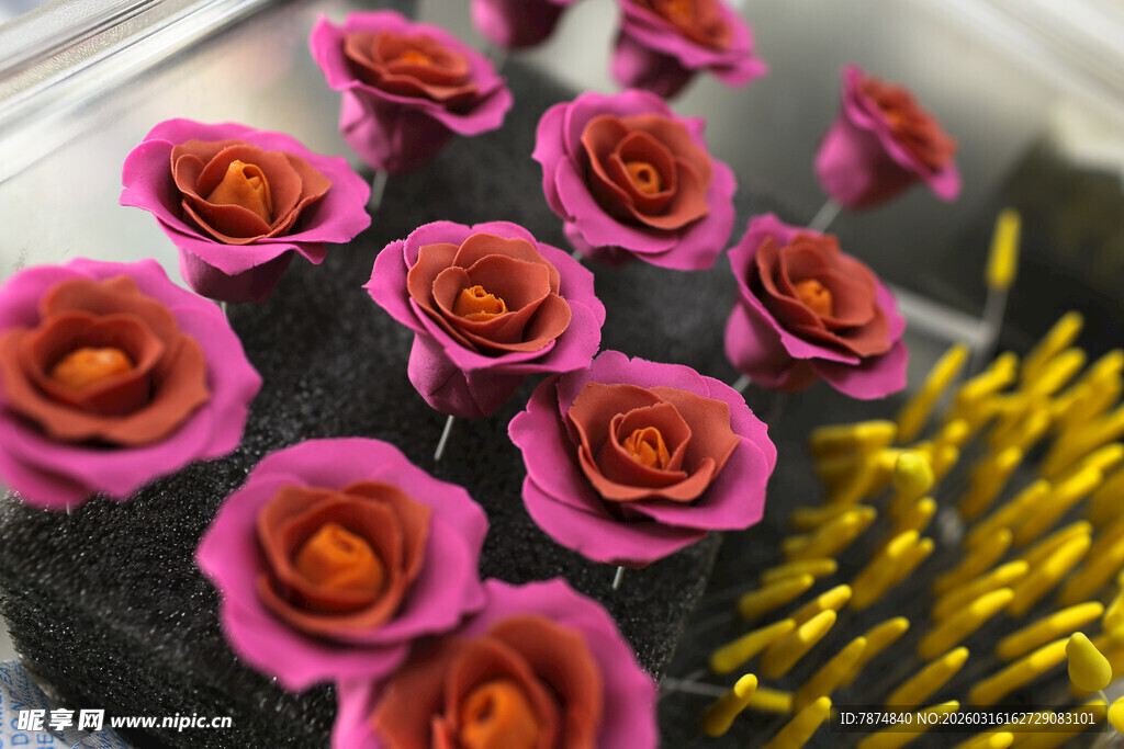 工艺品多彩玫瑰与金色装饰花束