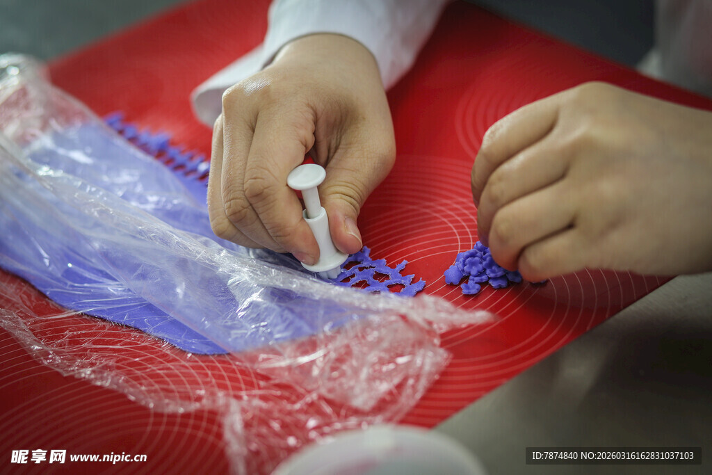 手工制作蓝色物件的手部特写