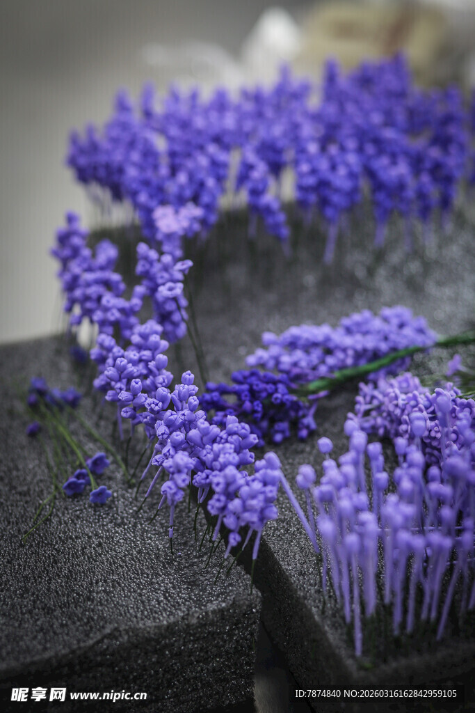 工艺品紫色薰衣草花簇特写