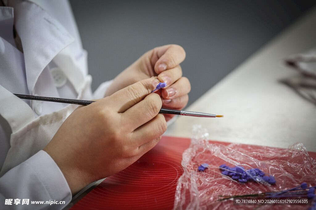 工艺品手工制作彩色饰品过程