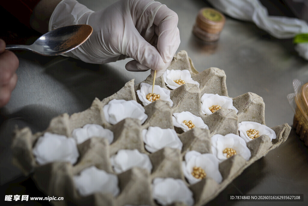 工艺品工人手工白花