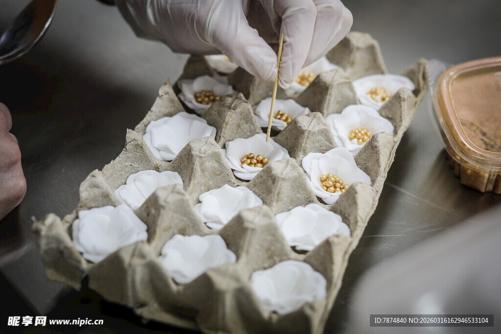 工艺品手工制作鸡蛋托中的白花