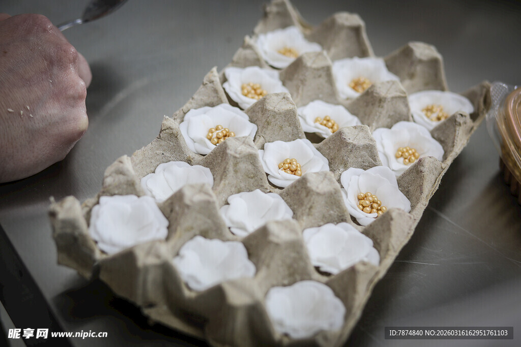 工艺品蛋托中绽放的精致花朵