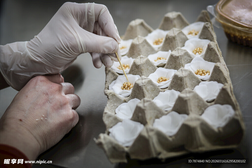 工艺品手工摆放鸡蛋于蛋托中