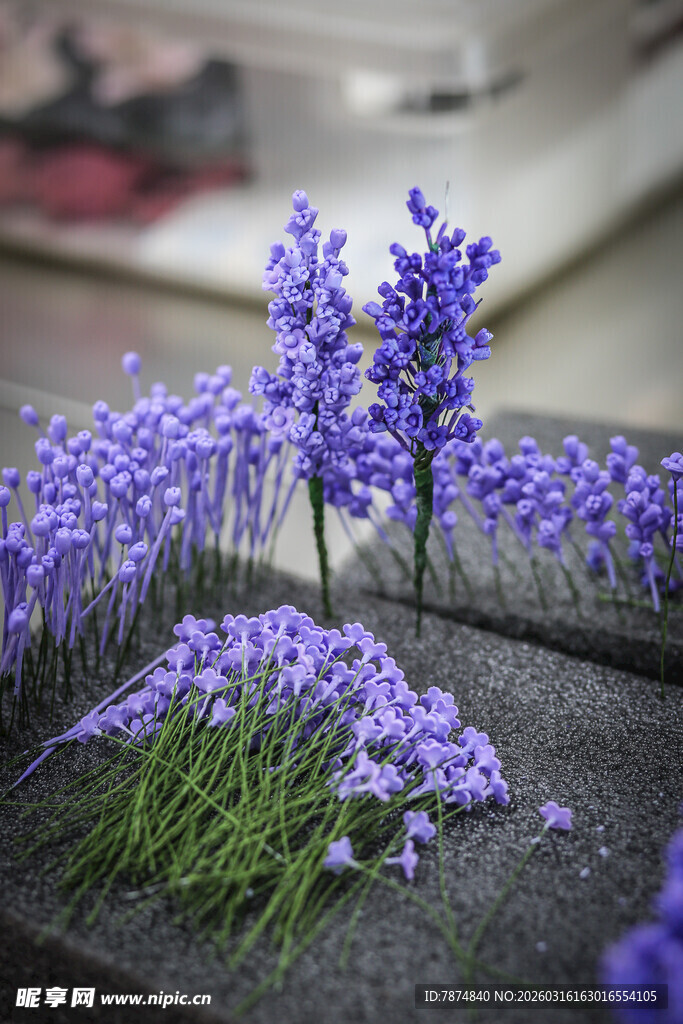 工艺品紫色小花绽放于石上