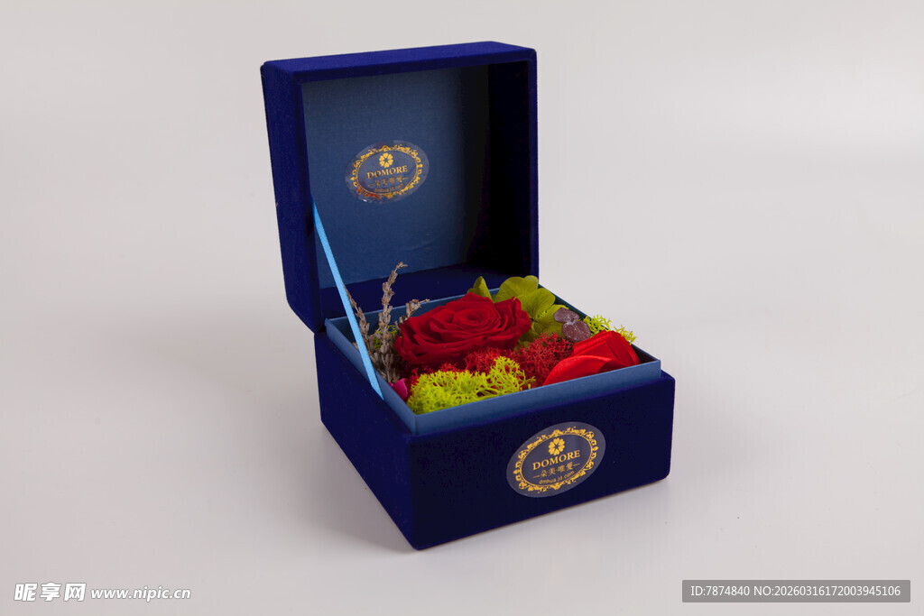 工艺品蓝色礼盒内多彩糖果盛放