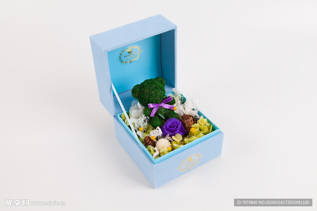 工艺品蓝色礼盒中的多彩鲜花