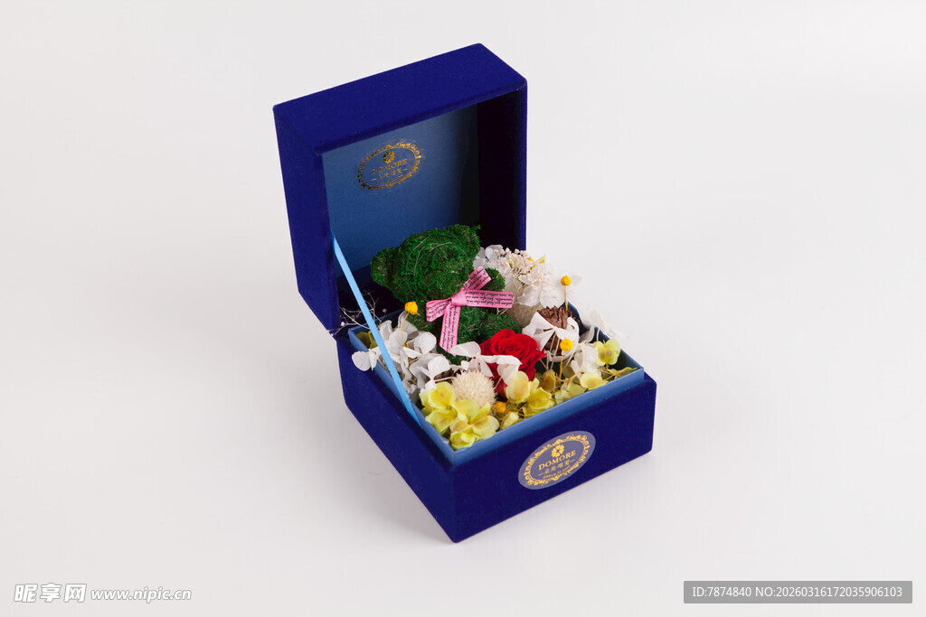 工艺品蓝色音乐盒内的精美摆件