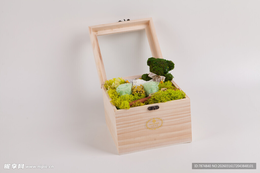 工艺品木盒中的新鲜绿色水果