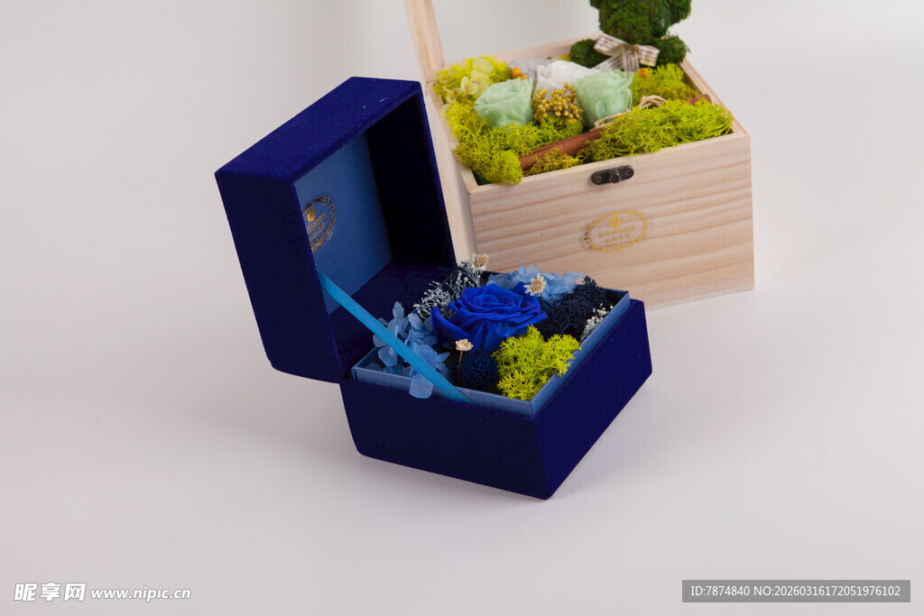 工艺品蓝色珠宝盒与绿植摆件