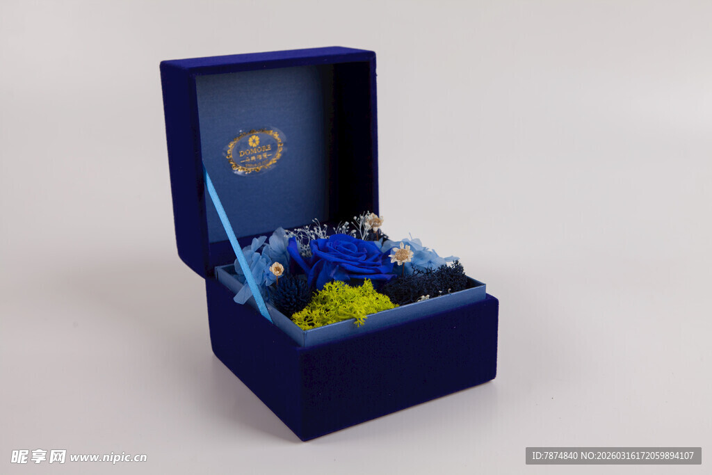 工艺品蓝色礼盒中的精美花束
