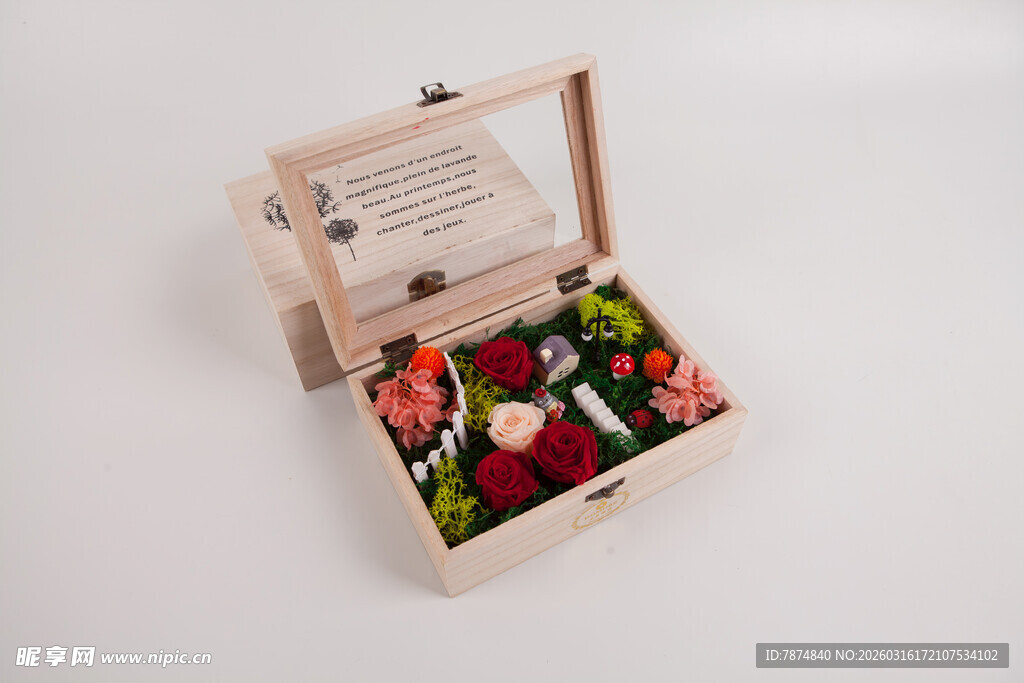 工艺品木质花盒盛放娇艳玫瑰
