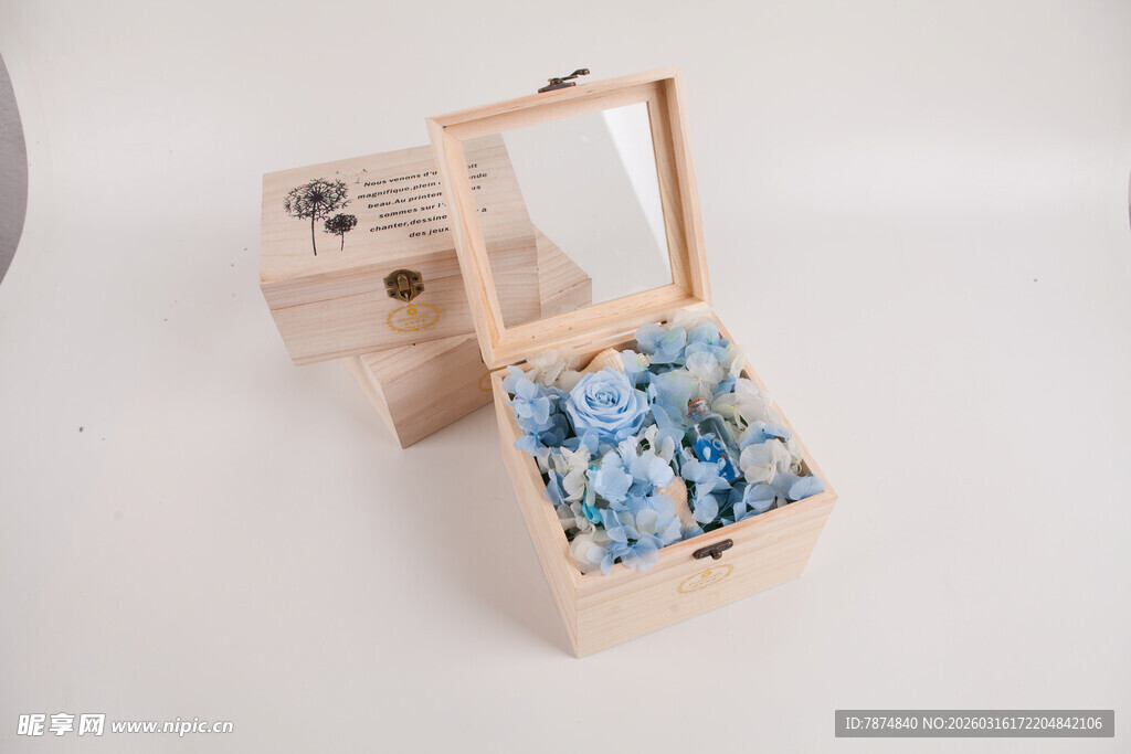 工艺品木质花盒中的蓝色小花