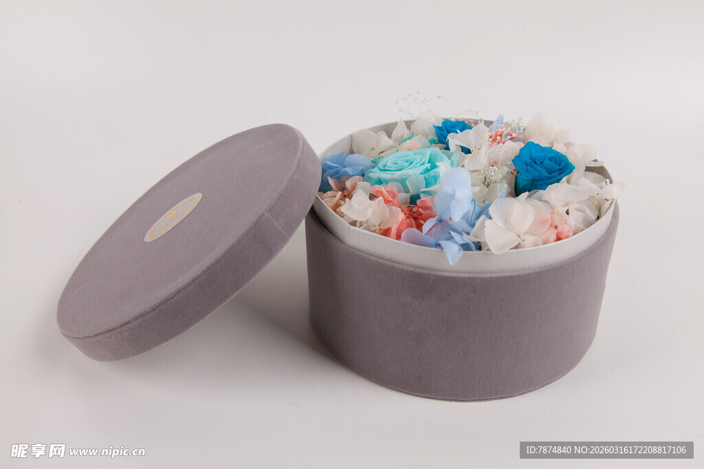 工艺品灰色圆盒内多彩物品盛放