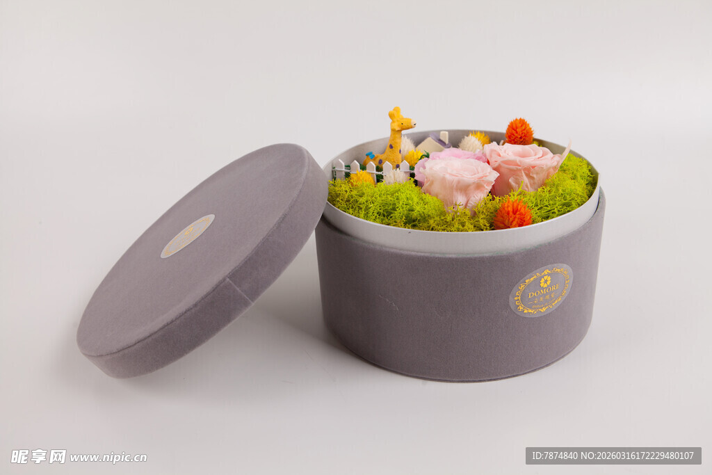 工艺品灰色圆盒内的多彩小摆件