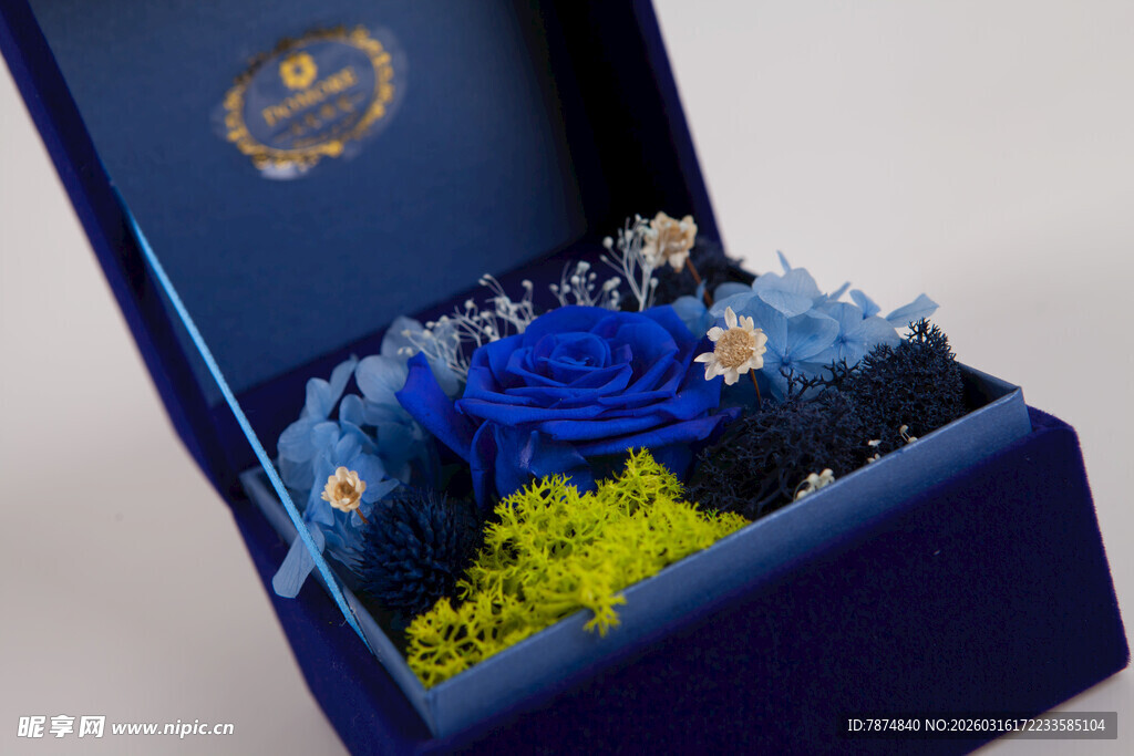 工艺品蓝色礼盒中的精美蓝玫瑰