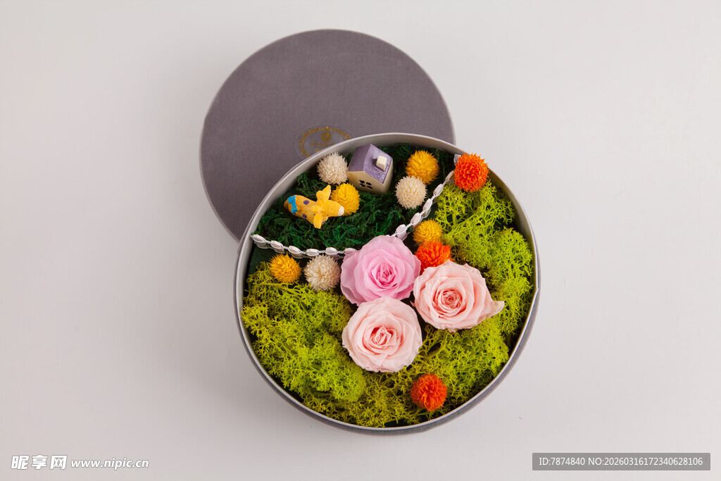工艺品圆形花盒中的多彩鲜花