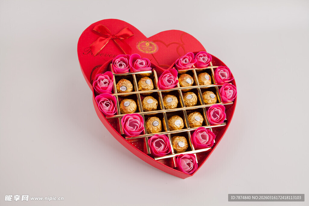 工艺品心形盒中的精美巧克力