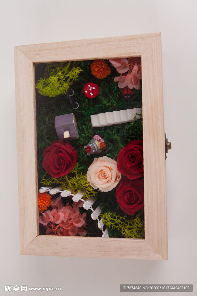 工艺品木质花盒中的多彩花卉
