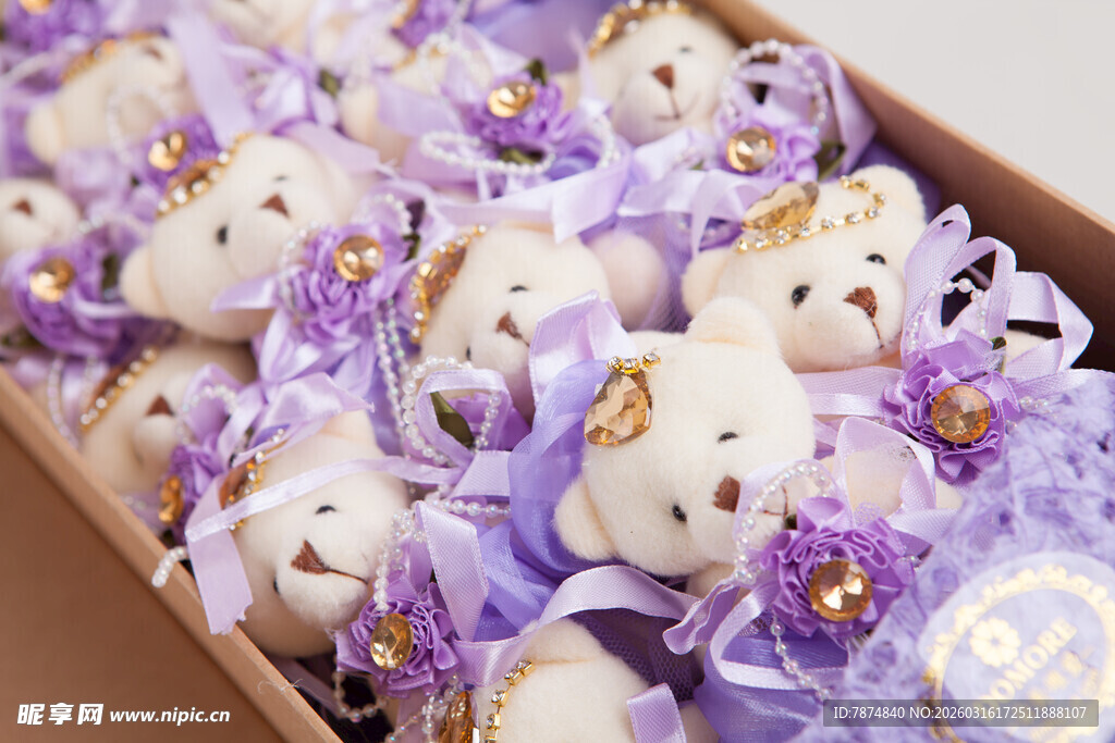 工艺品紫色装饰的可爱小熊玩偶