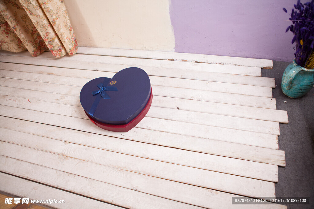 工艺品心形物件置于浅色木板上