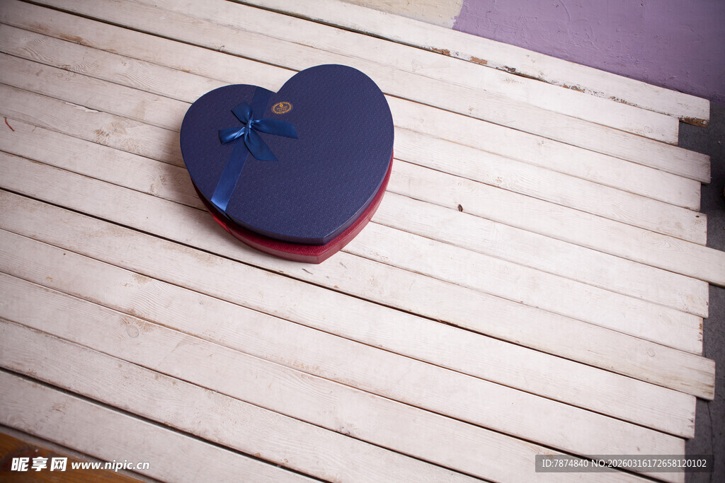 工艺品心形盒子置于木质表面