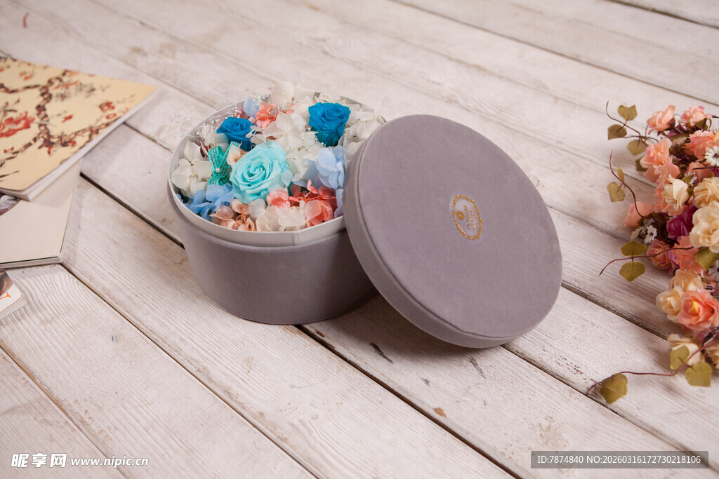 工艺品灰色容器盛放多彩小物件