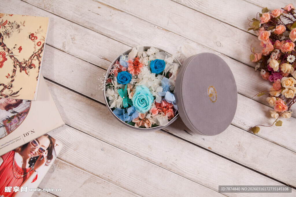 工艺品多彩香薰蜡烛与装饰摆件