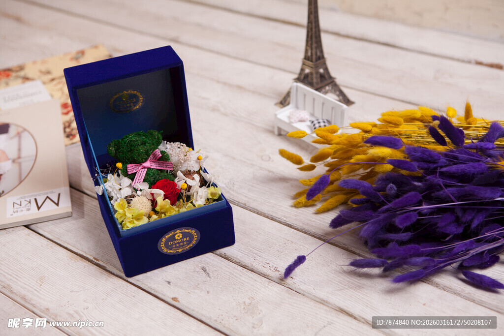 工艺品蓝色礼盒与多彩花束