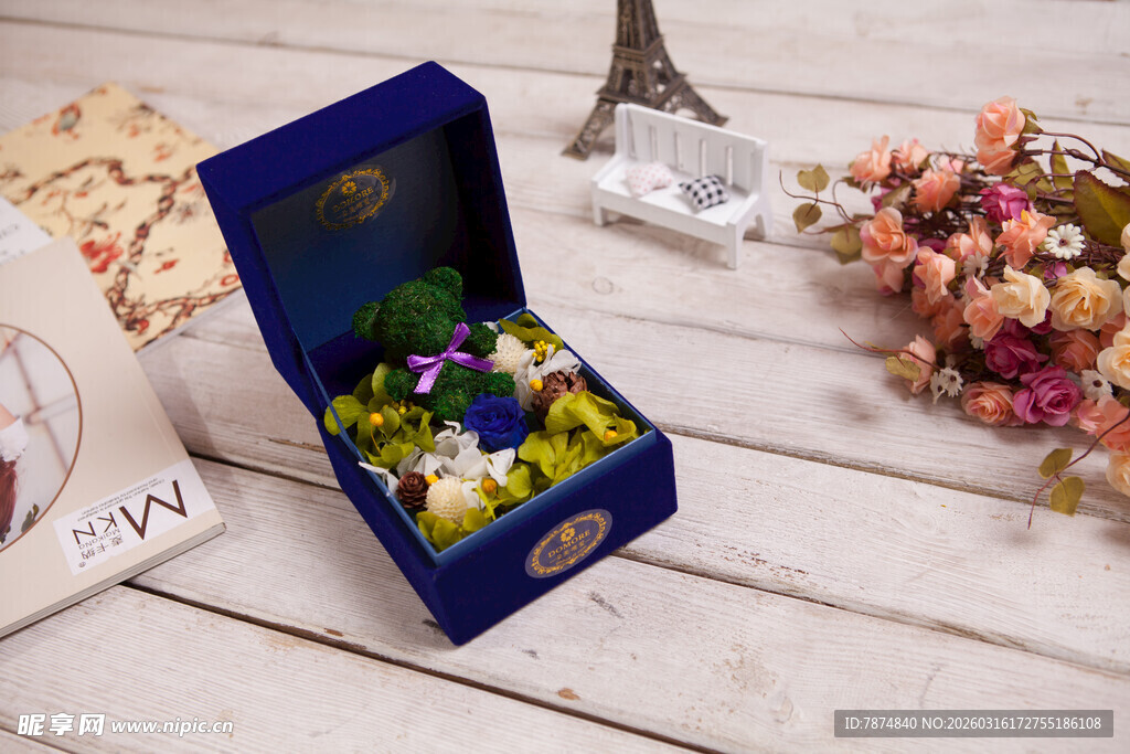 工艺品蓝色礼盒中的多彩干花