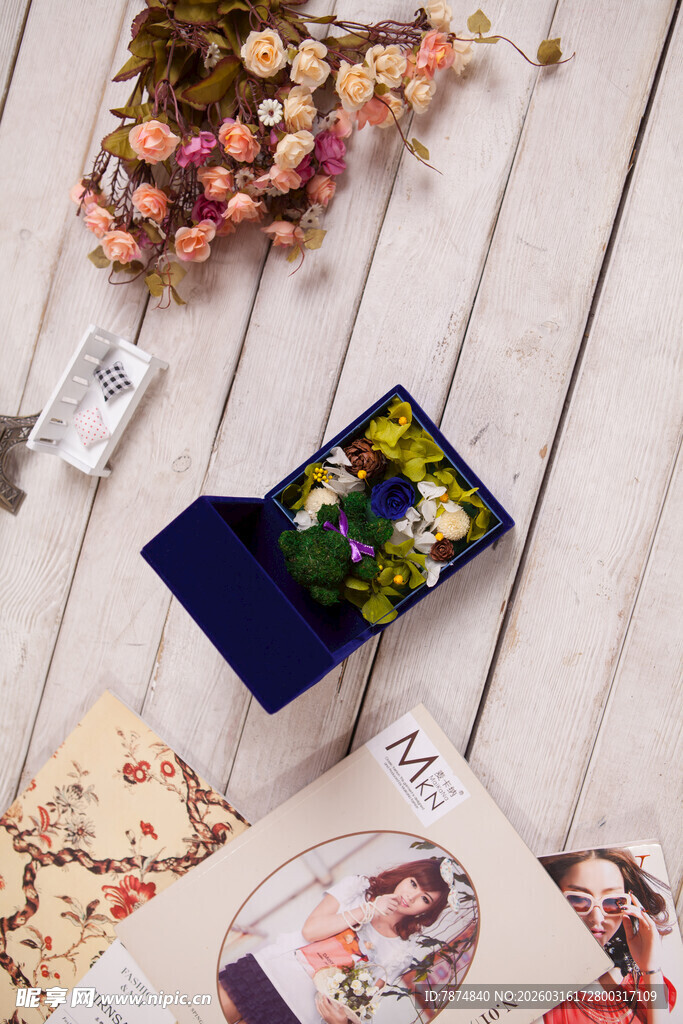 工艺品精致首饰盒与周边装饰