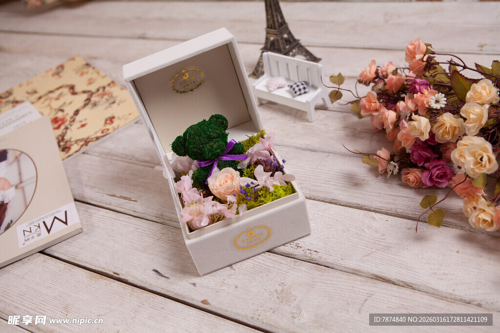 工艺品精致首饰盒与浪漫花卉