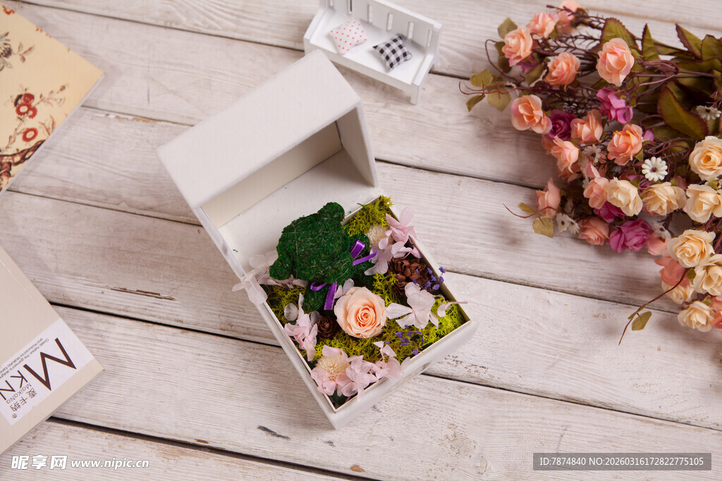 工艺品精致花盒装点多彩花卉