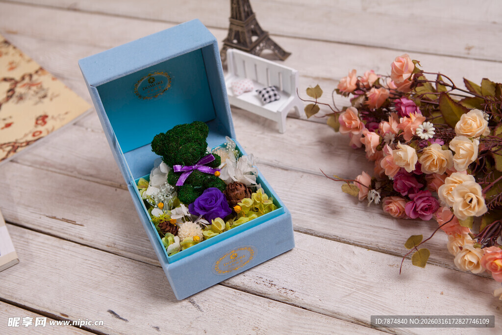 工艺品蓝色礼盒中的多彩干花