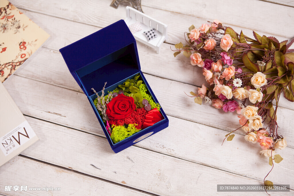 工艺品蓝色礼盒中的鲜艳花朵
